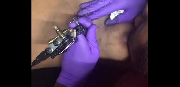  Horny tattoo artist multi-tasking sucking client&039;s nipples
